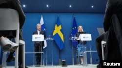 Finnish President Sauli Niinisto (left) and Swedish Prime Minister Magdalena Andersson hold a joint news conference in Stockholm on May 17 on their NATO hopes.