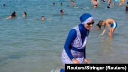 O femeie purtând burkini la o plajă din Marseille, sudul Franței. Fotografie realizată la data de 27 august 2016.