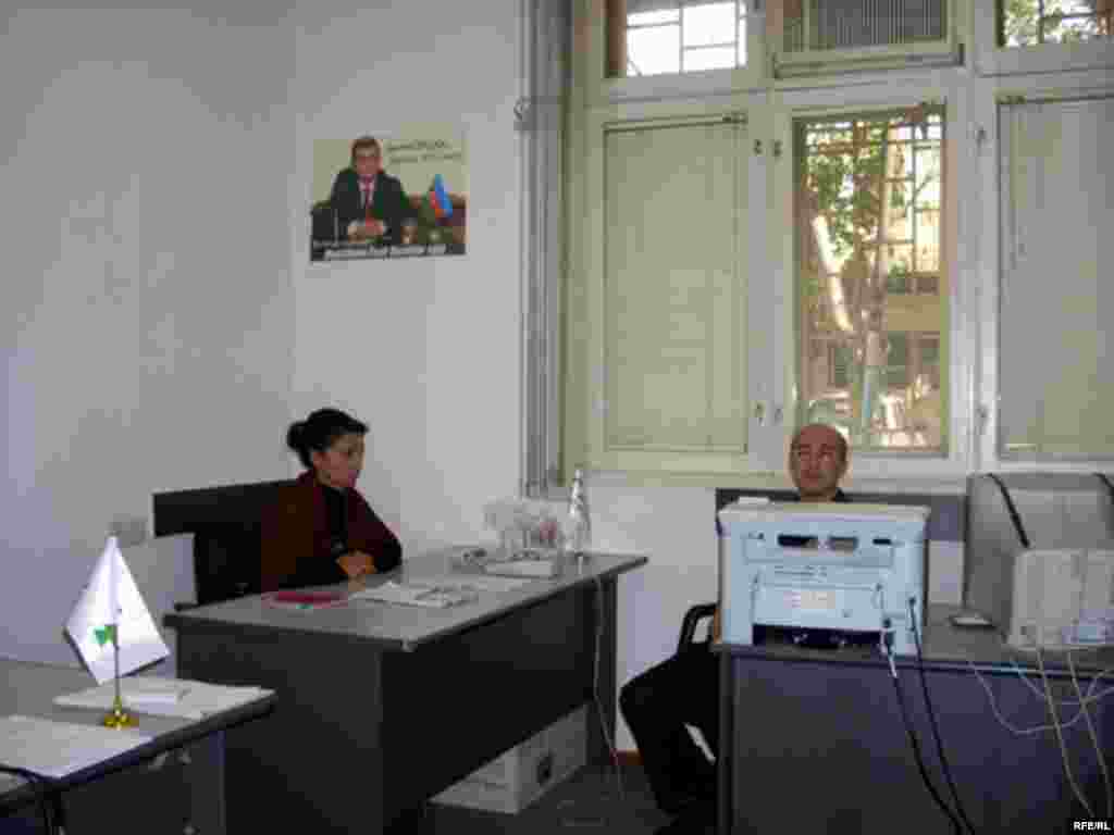 Böyük Quruluş Partiyasının sədri Fazil Qəzənfəroğlunun seçki qərargahından bildirdilər ki, onun prezidentliyə namizəd olması deputat kimi aldığı müraciətlərin, şikayətlərin sayını bir az da artırıb. Qərargah bir neçə geniş otaqdan və konfrans zalından ibarətdir. Texniki avadanlıqla yaxşı təmin olunub. Divarlarda Fazil Qəzənfəroğlunun müxtəlif tərtibatlı şəkilləri asılıb... 