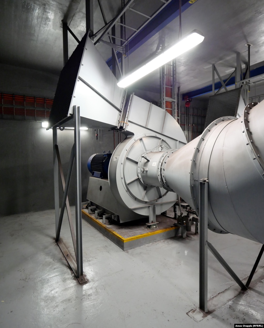 Një ventilator për ajrosje në një dhomë që punëtorët thonë se është shurdhues kur Sistemi është në funksion. Josef Filip, menaxher teknik i Sistemit Mbrojtës të Metrosë së Pragës, i tha Radios Evropa e Lirë se rrjeti i strehimoreve ishte sekret shtetëror nën regjimin komunist të mbështetur nga sovjetikët në Çekosllovaki. “U ndërtua gjatë Luftës së Ftohtë dhe në atë kohë ishte nën kontrollin e ushtrisë”, thotë ai.