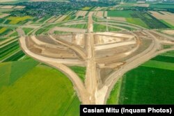 Imagine cu lucrările de la Pașcani, de la locul de întâlnire a autostrăzilor A7 și A8, în iunie 2024.