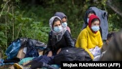 Група афганскіх мігрантаў на мяжы Беларусі і Польшчы, жнівень 2021 г.