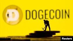 În procesul de minare a DogeCoin, un computer încearcă să rezolve puzzle-uri logice complicate, pentru a autentifica tranzacții din blockchain. Când procesul este complet, „minerul" primește o sumă în DogeCoin ca recompensă.