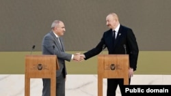 ფოტოზე: ნიკოლ ფაშინიანი (მარცხნივ) და ილჰამ ალიევი