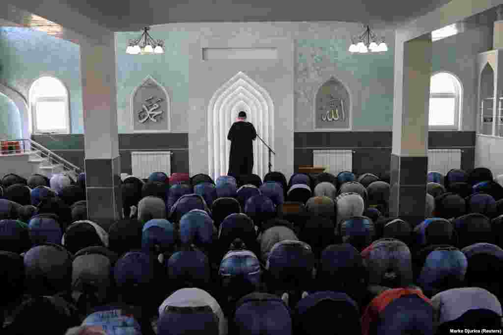 Iz Islamske zajednice Srbije navode da vlasti Beograda konstantno odbijaju njihove zahteve da se izgradi nova džamija, te da manjak ovih verskih objekata dovodi u pitanje posvećenost zemlje u uvažavanju prava manjina što je veliki pokazatelj spremnosti Srbije za članstvo u EU.