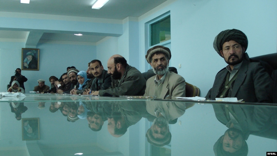 A provincial shura, or meeting of elders, in Wardak (photo by Ahto Lobjakas)