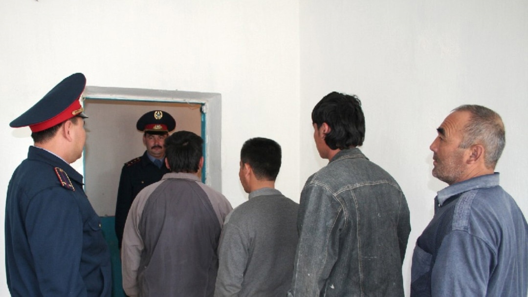 Олар қызды жыныстық қатынасқа түсуге мәжбүрлеген