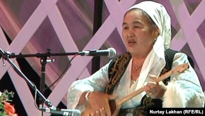 Қара кискасы бар әже