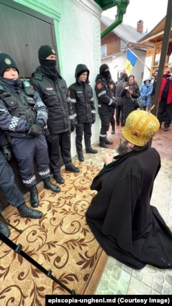 Pe 8 februarie, Episcopul din Ungheni și Nisporeni Petru, de la Mitropolia Moldovei, s-a pus în genunchi în fața polițiștilor care păzeau biserica din Dereneu.