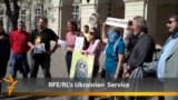 Anti-Odor Activists Assert 'Right To Breathe' In Lviv