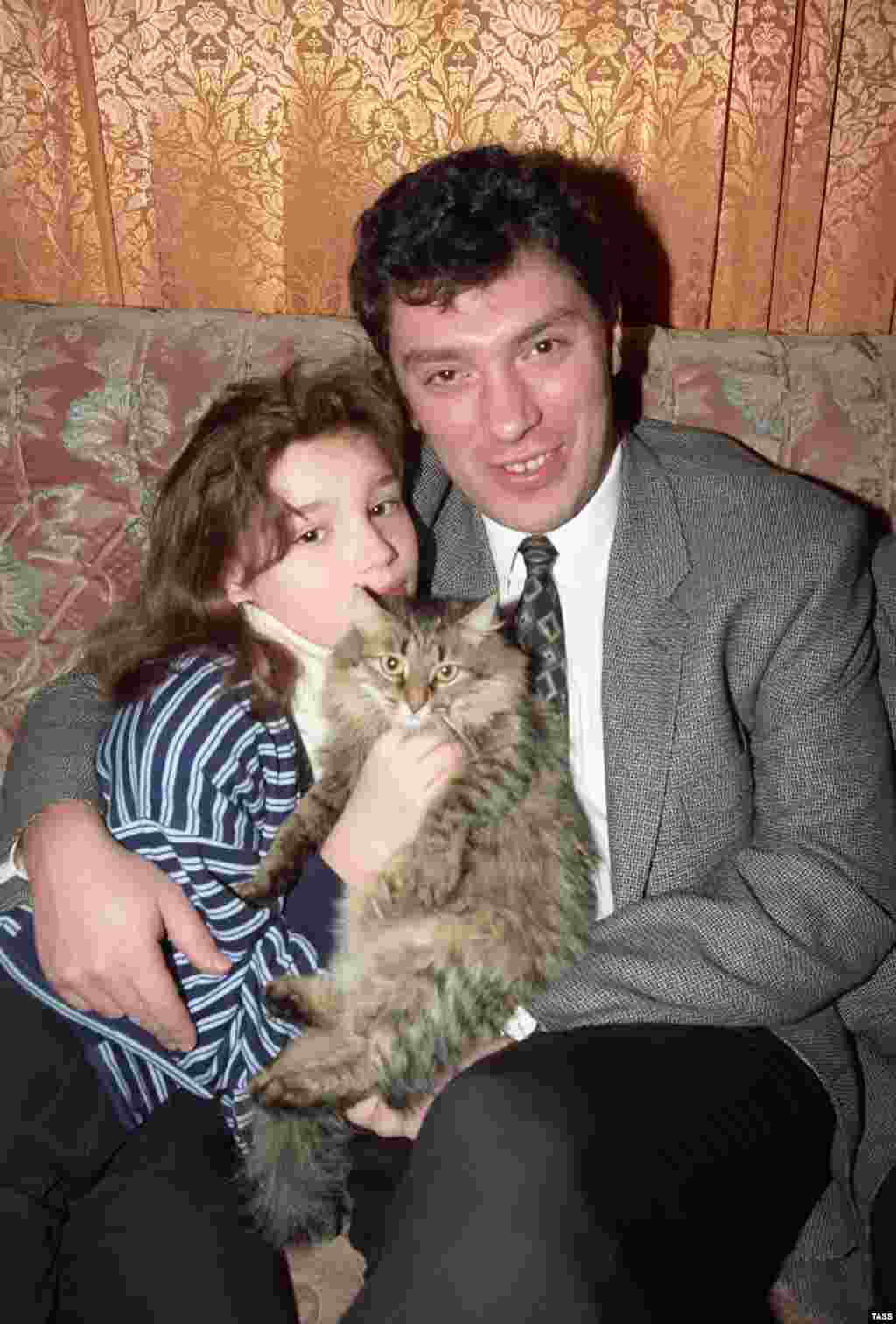 Немцов с дочерью Жанной в 1996 году.