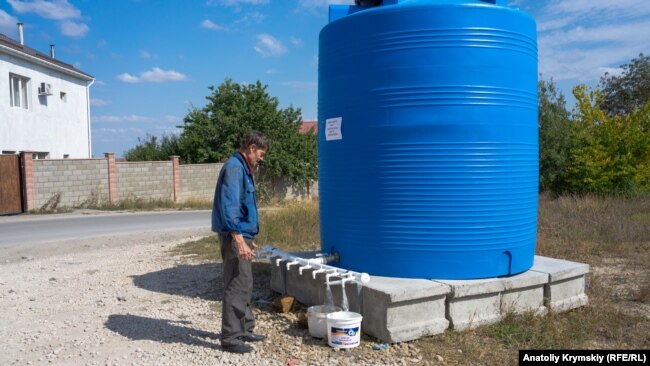 Бочка с привозной водой на окраине Симферополя, сентябрь 2020 года