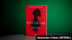 Kang, de 53 de ani, a câștigat International Booker Prize în 2016 pentru „Vegetariana”, un roman tulburător în care decizia unei femei de a nu mai mânca carne are consecințe devastatoare.