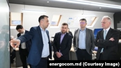 Consilierul Energocom, Victor Bînzari (stânga), explicând achizițiile de gaze unei delegații europene, 1 februarie 2025