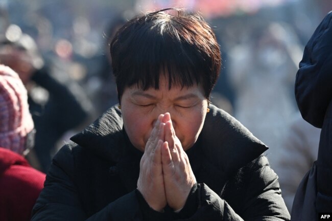Një grua duke u lutur në ditën e festës.