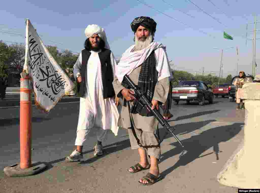 Luftëtarët talibanë duke mbikëqyrur para objektit të Ministrisë së Brendshme, në Kabul. (16 gusht)