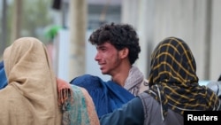 یو سړی په روغتون په برید کې د خپلوان په مرګ ژاړي - د مارچ ۱۸مې انځور.