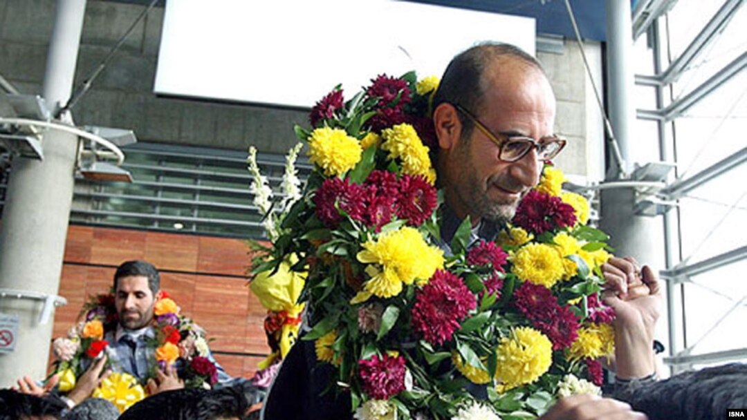 استقبال از ایرانیان آزاد شده در فرودگاه امام خمینی تهران.