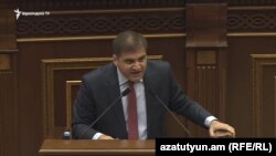Депутат Национального собрания Арман Бабаджанян выступает с трибуны парламента (архив)
