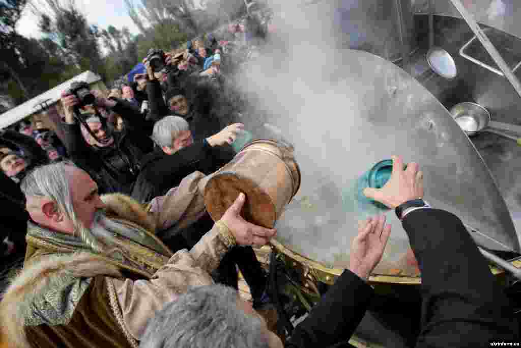 Запоріжжя – Понад тисячу літрів юшки було зварено під час другого дня святкування Покровського ярмарку, що стало рекордом України. Для її приготування було потрібно 230 кілограмів риби і 10 літрів самогону, які влили в козацьку щербу. Страву розділили на 3 тисячі 300 порцій, якими поласували відвідувачі заходу. 6 жовтня 2013 року