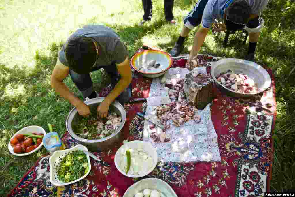 Adətən heyvan kəsildikdən sonra kabablıq hissəsi ayrılır, kabab edilir və dərhal yeyilir, yerdə qalan hissə isə bir neçə saat sonra üçün yerli dillə desək "Bozpört" hazırlanır.