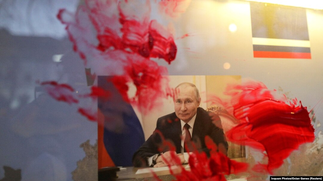 Un portret al președintelui rus Vladimir Putin a fost mânjit cu vopsea roșie în timpul unui protest împotriva războiului în fața Ambasadei Rusiei din București, după invazia lansată de Rusia împotriva Ucrainei. (Bucureşti, 26 februarie 2022)