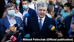 Як стверджують у ДБР, «ухилення» від процесуальних обов’язків, у якому звинувачують Порошенка, може надати судді підстави для застосування «найбільш суворого запобіжного заходу»