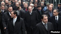 Armenia - Armenian National Congress leader Levon Ter-Petrosian (C) leads an opposition demonstration in Yerevan, 10Dec2011.