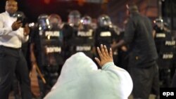 در حالیکه پلیسی که اسکات را کشته و فرمانده پلیس شارلوت سیاهپوست هستند، بسیاری از مردم قتل را ناشی از انگیزه‌های نژادپرستانه پلیس می‌دانند.