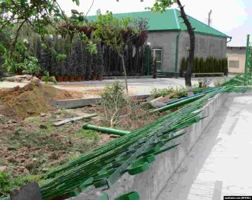 Забор вокруг территории демонтирован. &nbsp;