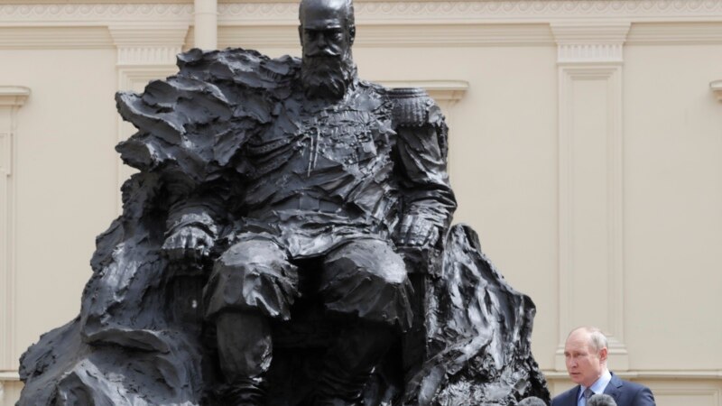 Россия: на открытом Путиным памятнике Александру III, неправильный орден
