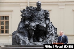 Владимир Путин выступает на открытии памятника Александру III в Гатчине под Петербургом, июнь 2021 года