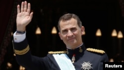 Новый король Испании Фелипе на балконе королевского дворца в Мадриде, 19 июня 2014 года. 