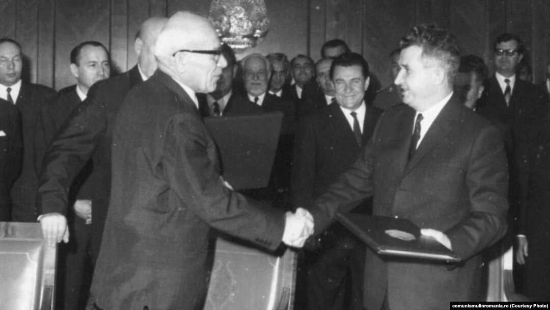 Władysław Gomułka și Nicolae Ceaușescu semnează Tratatului de prietenie, colaborare și asistență mutuală între R. S. România și R.P. Polonia (12 noiembrie 1970) Sursa: comunismulinromania.ro (MNIR)