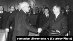 Władysław Gomułka și Nicolae Ceaușescu semnează Tratatului de prietenie, colaborare și asistență mutuală între R. S. România și R.P. Polonia (12 noiembrie 1970) Sursa: comunismulinromania.ro (MNIR)