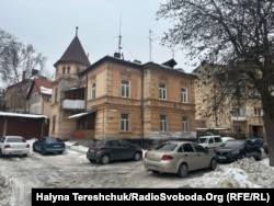 Будинок ХІХ століття на вулиці Романицького, 24 у Львові, а ліворуч від нього будівля початку 90-х років ХХ століття, і там адреса Романицького, 24 а