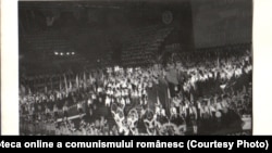 Ceaușescu veghea atent la îndoctrinarea copiilor. Aici, a XXX-a aniversare a înființării Organizației Pionierilor, Palatul Sporturilor şi Culturii, București, 22.VI.1979. Fototeca online a comunismului românesc; cota: 94/1979