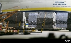 Стоп-кадр із відеозапису телеканалу News5 від 5 серпня 2026 року показує вантажні об'єкти перед українським літаком «Антонов» у німецькому аеропорту Лейпциг-Галле в Шкеудіці, східна Німеччина, після того, як неподалік було помічено безпілотник