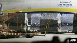 Un robot (centru-stânga jos) trimis de poliția germană spre avionul companiei ucrainene Antonov, la Leipzig (captură video).