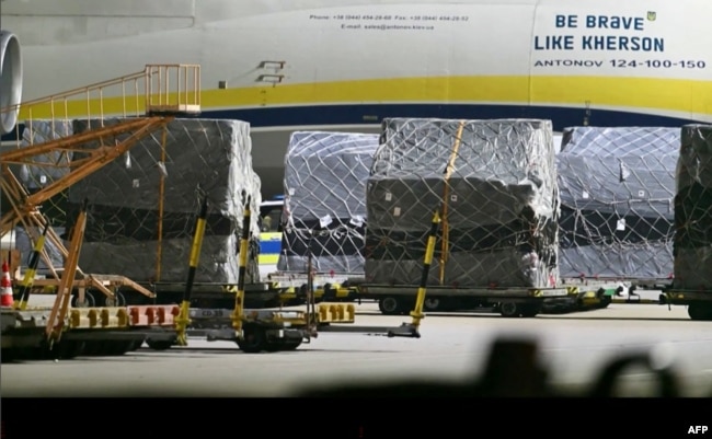 Стоп-кадр із відеозапису телеканалу News5 від 5 серпня 2026 року показує вантажні об'єкти перед українським літаком «Антонов» у німецькому аеропорту Лейпциг-Галле в Шкеудіці, східна Німеччина, після того, як неподалік було помічено безпілотник