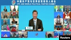Presidenti kinez, Xi Jinping, duke folur gjatë samitit online. Në fotografi, i treti nga ana e djathtë, në kolonën e parë është presidenti serb, Aleksandar Vuçiq.