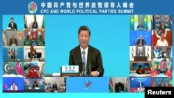 Kineski predsjednik Xi Jinping govori na online samitu održanom u znak obilježavanja stote godišnjice osnivanja Komunističke partije Kine (CPC), u Pekingu 6. jula 2021. godine. Na fotografiji treći u uspravnoj koloni sa desne strane je predsednik Srbije Aleksandar Vučić. 