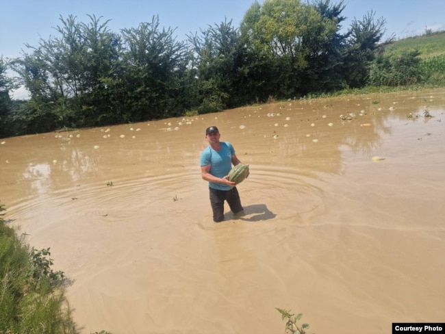 Djali i Ilvi Jupajt gjatë përmbytjeve në tokën e tyre.