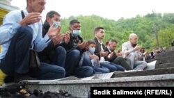 Vjernici u Srebrenici, na istoku Bosne i Hercegovine klanjaju bajram namaz