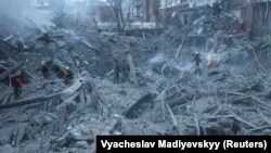 Спасатели на месте обрушения жилого дома в результате российского удара по Харькову, Украина, 2 января 2026 года