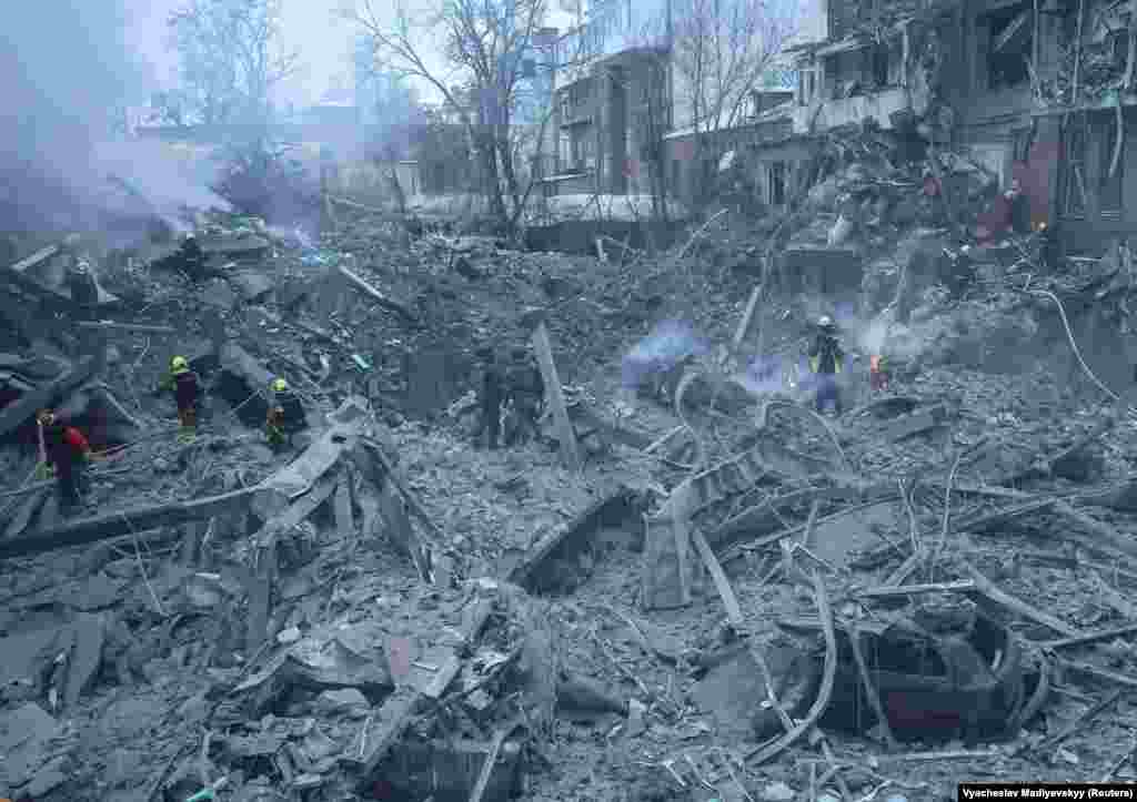 Роботи на місці ускладнені через погоду. За оцінками рятувальників, на розбір завалів піде ще дві доби