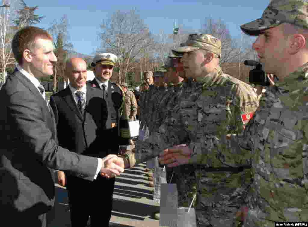 Crna Gora - Premijer Lukšić bio je prisutan na ispraćaju trećeg kontigenta pripadnika Vojske CG u mirovnu misiju u Afganistan, 10.02.2011. Foto: RSE / Savo Prelević