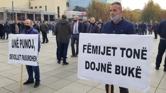 Punëtorët e Telekomit protestojnë për paga Punëtorët e Telekomit protestojnë për paga