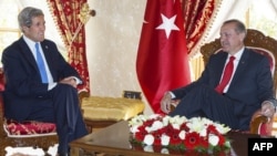 U.S. Secretary of State John Kerry (left) and Turkish Prime Minister Recep Tayyip Erdogan in Istanbul (file photo).