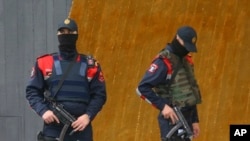 Dy zyrtarë policorë në Shqipëri. Fotografi ilustruese nga arkivi. 